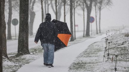 Transports scolaires supprimés, vitesse réduite sur les routes, trains supprimés... La vigilance est de mise en raison des quantités de neige tombées en très peu de temps.