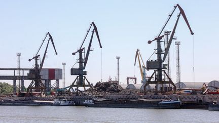 Des barges sont chargées de céréales au port fluvial de Reni sur le Danube, dans la région d'Odessa, en Ukraine, le 21 juillet 2022. (SERGII KHARCHENKO / NURPHOTO / AFP)