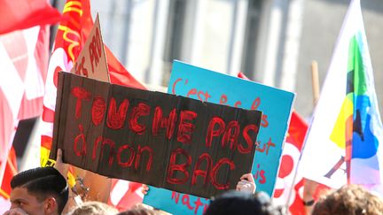 Lors d'une manifestation de lycéens à Valence, le 18 octobre 2022. (NICOLAS GUYONNET / HANS LUCAS)