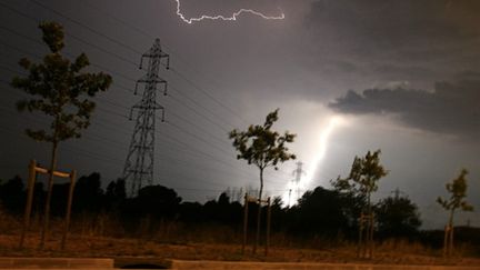 La foudre tombe sur une ligne électrique, le 27 juillet 2006, à Toulouse. (AFP/LIONEL BONAVENTURE)