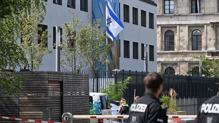 Des policiers devant le consulat d'Israël à Munich (Allemagne), le 5 septembre 2024. (PETER KNEFFEL / DPA / AFP)