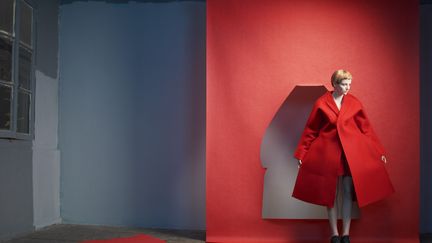 Avec les pionniers des années 1920-30 et, plus tard, les designers des années 1980-90, Cristóbal Balenciaga a créé une alternative à la silhouette de sablier d'alors. 
 (Sophie Delaporte)