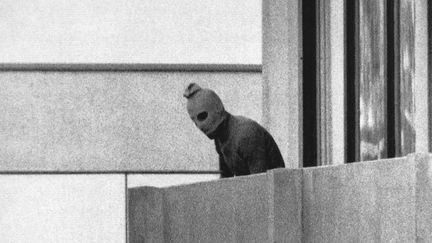 La tristement célèbre photo d'un membre du commando "Septembre noir" au balcon d'un appartement du village olympique de Munich, le 5 septembre 1972. (KURT STRUMPF/AP/SIPA / AP)