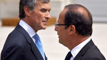 François Hollande et Jérôme Cahuzac ci-contre le 4 juillet 2012 à l'Elysée. L'ex-ministre du Budget, qui a déclenché le plus retentissant scandale de la présidence Hollande, a été condamné le 9 décembre 2016 à trois ans de prison ferme pour fraude fiscale.&nbsp; (MARION BERARD / AFP)