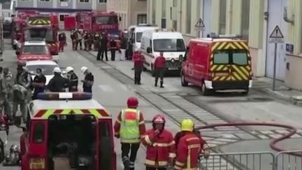 Il aura fallu 14 heures pour maîtriser l’incendie déclaré à bord du sous-marin Perle. Le bâtiment était en cale sèche à Toulon (Var) pour des révisions. (FRANCE 2)