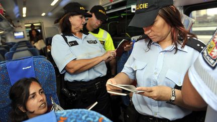 Contr&ocirc;le des passeports dans un train entre Graz et Prague, pr&egrave;s de la fronti&egrave;re entre la R&eacute;publique Tch&egrave;que et l'Autriche, le 14 septembre 2015 (DALIBOR GLUCK / AP / SIPA)