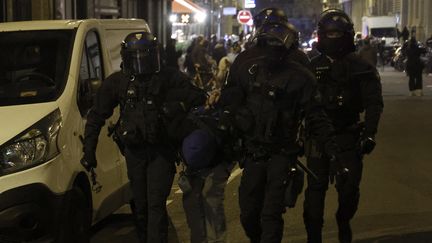 Des forces de l'ordre arrêtent un manifestant près de la Place de la République à Paris lors d'une manifestation contre la réforme des retraites, le 21 mars 2023. (LUDOVIC MARIN / AFP)