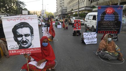 A Karachi, plus grande ville du Pakistan, ce sont des cercles tracés à la craie qui ont permis à ces manifestantes de garder leurs distances tout en brandissant leurs pancartes. (ASIF HASSAN / AFP)