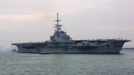 Le porte-avion "Foch", le 1er février 2001, quitte le port de Brest pour rejoindre Sao Paulo. (EMMANUEL PAIN / AFP)