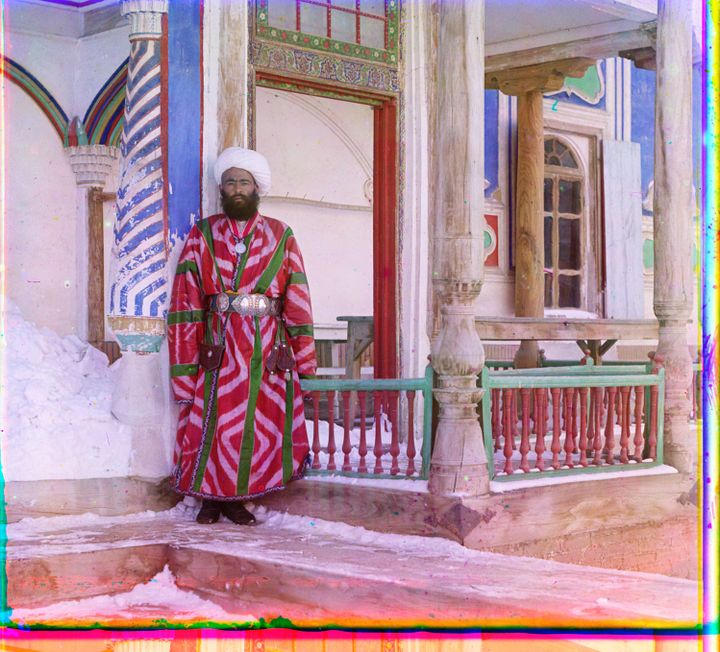 Sergueï Mikhailovitch Procoudine Gorsky, Bureaucrate devant le palais d'été de l'émir, Boukhara (février 1911)
 (Bibliothèque du Congrès, Washington - collection Procoudine-Gorsky/Famille Procoudine-Gorsky)