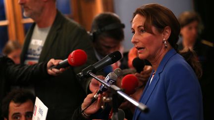 S&eacute;gol&egrave;ne Royal devant la presse apr&egrave;s des discussions avec la grande distribution sur le gaspillage alimentaire, le 26&nbsp;ao&ucirc;t 2015, &agrave; Paris. (CHARLY TRIBALLEAU / AFP)