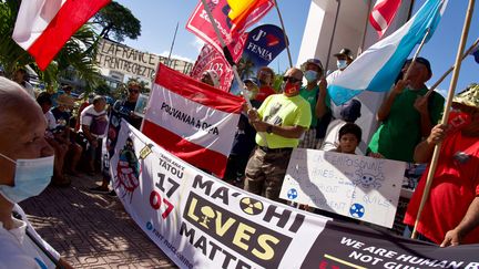 Des milliers de Polynésiens&nbsp;manifestent afin que la France reconnaisse sa "faute" dans les essais nucléaires réalisés&nbsp;dans la région de 1966 à 1996, le 17 juillet 2021 à Papeete (Tahiti). (SULIANE FAVENNEC / AFP)