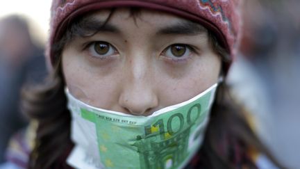 Une manifestante lors d'une mobilisation contre le pouvoir des march&eacute;s financiers &agrave; Hambourg (Allemagne), le 15 octobre 2011.&nbsp; (KAY NIETFELD / AFP)