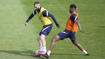 Karim Benzema et Presnel Kimpembe lors d'un entraînement de l'équipe de France pour préparer l'Euro 2021 de football. (JEAN CATUFFE / JEAN CATUFFE)