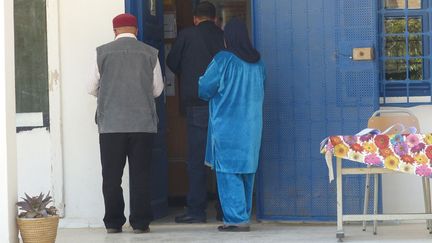 A l'entrée d'un bureau de vote à La Goulette, près de Tunis, le 6 mai 2018. (FTV - Laurent Ribadeau Dumas)