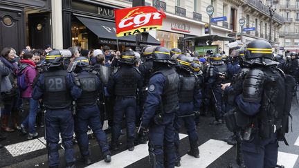 Des policiers entourent des manifestants contre la réforme des retraites, le 2 janvier 2020 à Paris. (FRANCOIS GUILLOT / AFP)