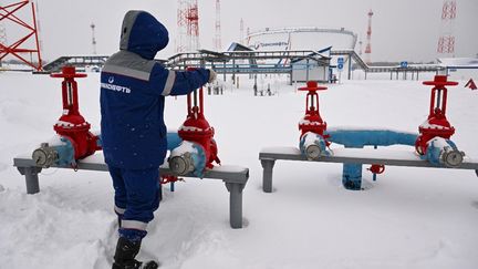 Un technicien intervient sur un pipeline de la compagnie russe Transneft, en Russie, le 13 décembre 2023. (NATALIA KOLESNIKOVA / AFP)