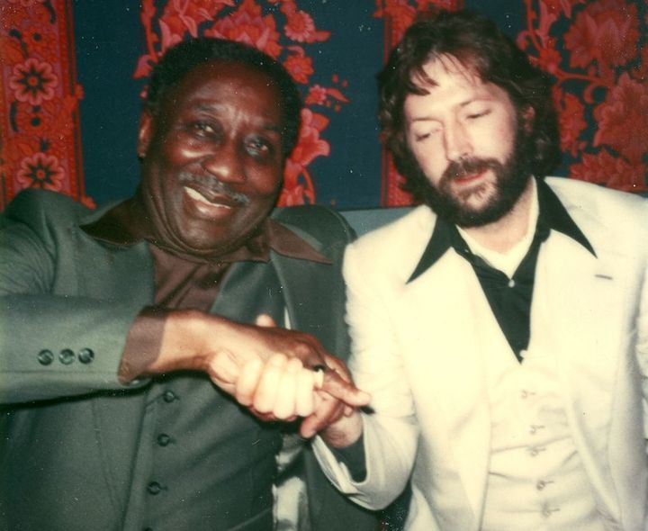 Eric Clapton en compagnie de Muddy Waters, figure du Chicago Blues que Clapton avait découvert tout jeune en écoutant une émission pour enfants à la radio !
 (Orsans Distribution)