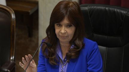 La vice-présidente argentine, Cristina Kirchner, le 10 août 2022, lors d’une session publique du Sénat au Congrès argentin à Buenos Aires. (JUAN MABROMATA / AFP)