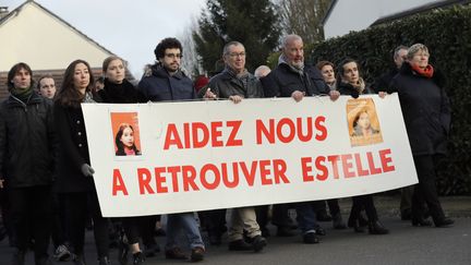 Lors d'une marche silencieuse à la mémoire d'Estelle Mouzin, avec le père de la fillette (au centre) le 13 janvier 2018 à Guermantes, près de Paris, quinze ans après la disparition de la fillette de 9 ans (photo d'illustration). (THOMAS SAMSON / AFP)