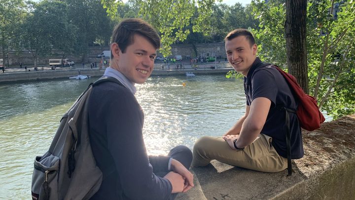 Emile et Alban, tous deux âgés de 21 ans, attendent qu'Anne Hidalgo se baigne dans la Seine à Paris, le 17 juillet 2024. (GABRIEL JOLY / FRANCEINFO : SPORT)