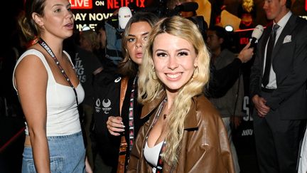 IRVING, TEXAS - 14 NOVEMBRE : La star des médias sociaux Hailey Welch, connue sous le nom de "Hawk Tuah Girl", aux pesées de Mike Tyson contre Jake Paul et de Katie Taylor contre Amanda Serrano à la Toyota Music Factory à Irving, Texas, le 14 novembre 2024 (TAYFUN COSKUN / ANADOLU / GETTY IMAGES)