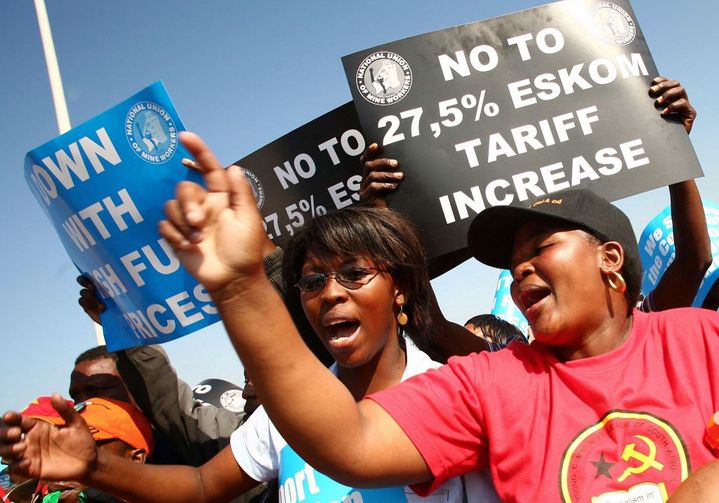 Manifestation contre la hausse des tarifs de l'électricité d'Eskom, le 6 août 2008 à Durban, en Afrique du Sud. (RAJESH JANTILAL / AFP)