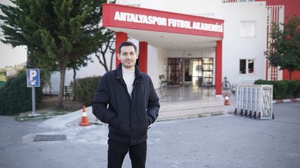 Can Bekrioğlu, en charge des relations internationales du club de football d'Antalya (Turquie), le 16 février 2023. (PIERRE-LOUIS CARON / FRANCEINFO)