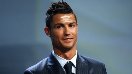 Le joueur portugais du Real Madrid, Cristiano Ronaldo, &agrave; la c&eacute;r&eacute;monie de remise du prix UEFA du meilleur joueur d'Europe, le 27 ao&ucirc;t 2015 &agrave; Monaco. ( ERIC GAILLARD / REUTERS)