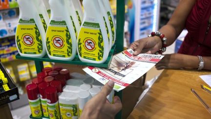 Un pharmacien distribue de la documentation sur le chikungunya &agrave; Fort-de-France (Martinique), le 10 juin 2014. (NICOLAS DERNE / AFP)