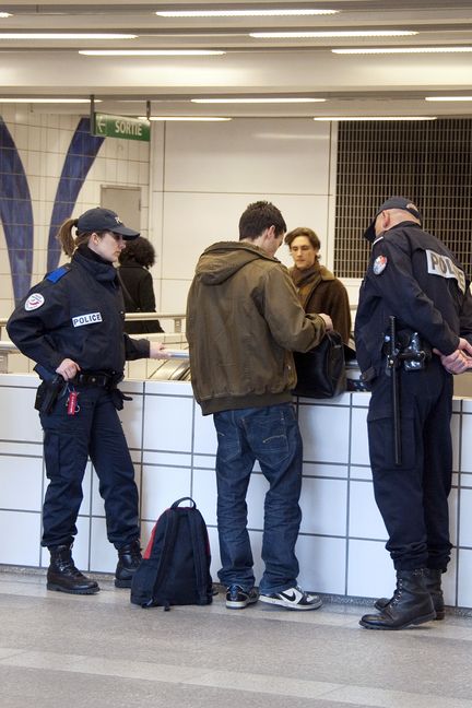 Des policiers et des soldats effectuent des contrôles dans le métro de Toulouse (Haute-Garonne), le 20 mars 2012, au lendemain de l'attentat à l'école Ozar Hatorah. (PASCAL PAVANI / AFP)