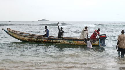 Des pêcheurs locaux préparent une pirogue pour une opération de sauvetage à Ouakam, à Dakar (Sénégal), le 24 juillet 2023. (SEYLLOU / AFP)