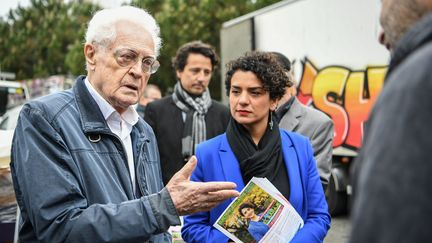 L'ancien Premier ministre Lionel Jospin et la candidate aux législatives Lamia El Aaraje, à Paris, le 8 mai 2022. (BERTRAND GUAY / AFP)