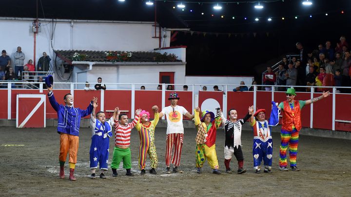 Les "toreros comicos" de la troupe espagnole "Diversiones en el ruedo" se sont produits aux fêtes de Téthieu dans les Landes, le 3 août 2023. (GAIZKA IROZ / AFP)