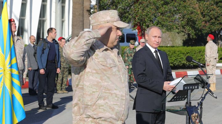 Le général Sergueï Sourovikine lors d'une visite du président Vladimir Poutine sur la base militaire russe de Latakia (Syrie), le 11 décembre 2017. (MIKHAIL KLIMENTYEV / SPOUTNIK / AFP)