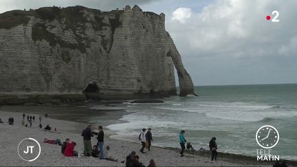 Seine-Maritime : les touristes concilient vacances et couvre-feu à Étretat