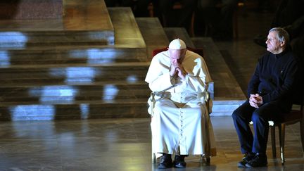 Le pape Fran&ccedil;ois se recueille lors d'une rencontre sur les victimes de la mafia, le 21 mars 2014, &agrave; Rome (Italie). (TIZIANA FABI / AFP)