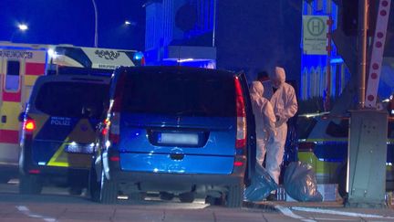 La police intervient aux abords de la gare de Brokstedt, en Allemagne, où deux personnes ont été tuées et plusieurs autres blessées dans une attaque à l'arme blanche, le 25 janvier 2023. (STEVEN HUTCHINGS / DPA / AFP)