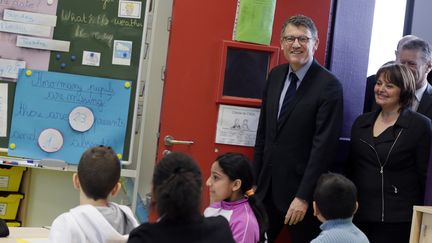 Vincent Peillon visite une &eacute;cole &agrave; Gonesse (Val d'Oise), le 25 f&eacute;vrier 2013. (KENZO TRIBOUILLARD / AFP)