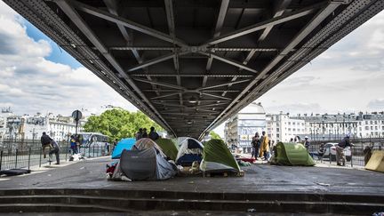 Le campement de migrants de la Chapelle, dans le 18e arrondissement de Paris, lundi 1er juin 2015. (GEOFFROY VAN DER HASSELT / ANADOLU AGENCY / AFP)