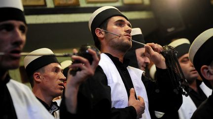 Des derviches kosovars adeptes du soufisme se transpercent les joues lors d'une c&eacute;r&eacute;monie religieuse &agrave; Prizen (Kosovo), le 22 mars 2012. (ARMEND NIMANI / AFP)