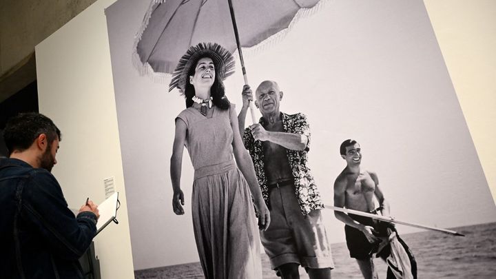 Françoise Gilot et Picasso photographiés par Robert Capa. Un journaliste prend des notes au musée Picasso de Barcelone, le 5 juin 2019. (LLUIS GENE / AFP)