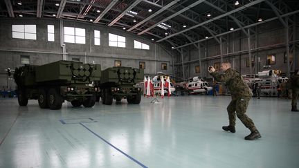 Des lance-roquettes Himars de fabrication américaine sont présentés par le gouvernement polonais à Varsovie (Pologne) après leur réception, le 15 mai 2023. (JAAP ARRIENS / NURPHOTO / AFP)