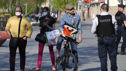 "Si on relâche les mesures de contrôle de façon complète, on s'attend à une reprise de l'épidémie.", alerte&nbsp;le Docteur&nbsp;Simon Cauchemez. (FREDERICK FLORIN / AFP)