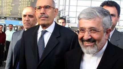 Le chef de l'AIEA, Mohamed ElBaradei (G) accueilli à Téhéran le 03 octobre 2009 (© AFP/ATTA KENARE)