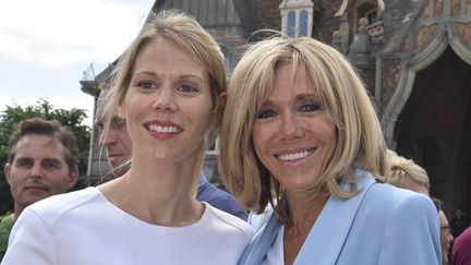 Tiphaine Auzière et sa mère, Brigitte Macron, lors de la campagne pour les élections législatives, au Touquet (Pas-de-Calais), le 18 juin 2017. (PHILIPPE HUGUEN / AFP)