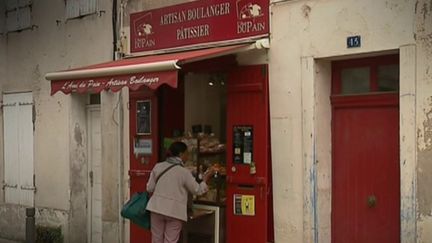 Une boulangerie de La Rochelle entrera bientôt dans le célèbre Guinness Book des records, dans la catégorie "plus petite devanture de boulangerie du monde". (CAPTURE D'ÉCRAN FRANCE 3)