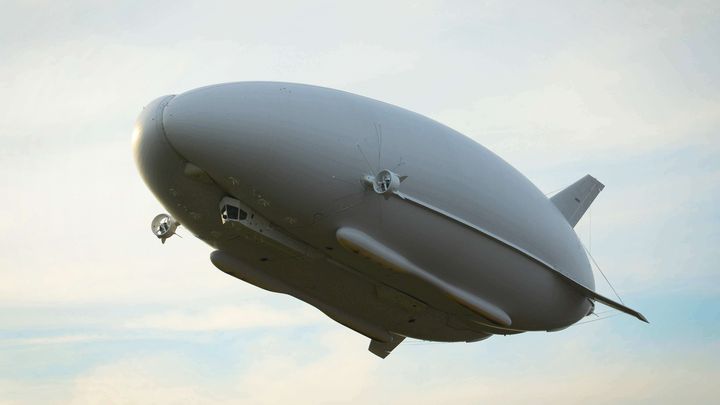 L'Airlander, a&eacute;ronef de 91 m&egrave;tres de long, lors d'un vol de pr&eacute;sentation, vendredi 28 f&eacute;vrier &agrave; Cardington (Royaume-Uni).&nbsp; (GEOFFREY ROBINSON / REX / SIPA)