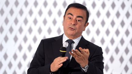 Carlos Ghosn, PDG de Renault, r&eacute;pond &agrave; des journalistes, &agrave; Boulogne-Billancourt (Hauts-de-Seine), le 14 f&eacute;vrier 2013. (ERIC PIERMONT / AFP)