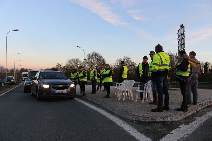 Des "gilets jaunes" distribuent des tracts, le 4 décembre 2018, à Albert (Somme). (BENOIT ZAGDOUN / FRANCEINFO)